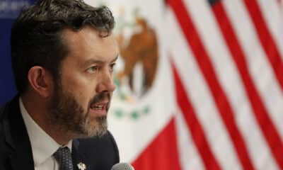 El presidente de la American Society en México, Larry Rubin, habla durante una conferencia de prensa este miércoles en Ciudad de México (México). EFE/ Mario Guzmán