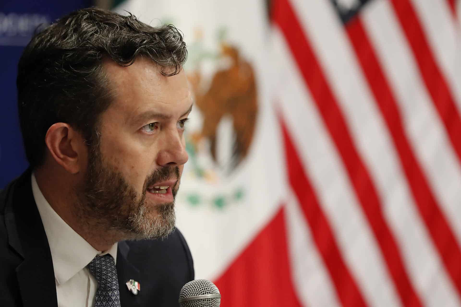 El presidente de la American Society en México, Larry Rubin, habla durante una conferencia de prensa este miércoles en Ciudad de México (México). EFE/ Mario Guzmán