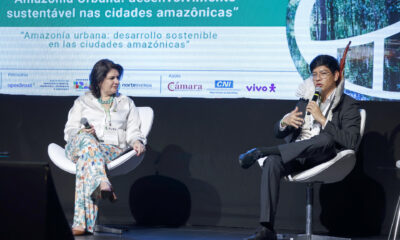 El comunicador y DJ indígena Eric Terena (d) habla acompañado de la representante institucional de la asociación ICLEI, una alianza de gobiernos locales por la sustentabilidad, Ana Wernke, en el II Foro Latinoamericano de Economía Verde que comenzó este martes en São Paulo (Brasil). EFE/ Isaac Fontana