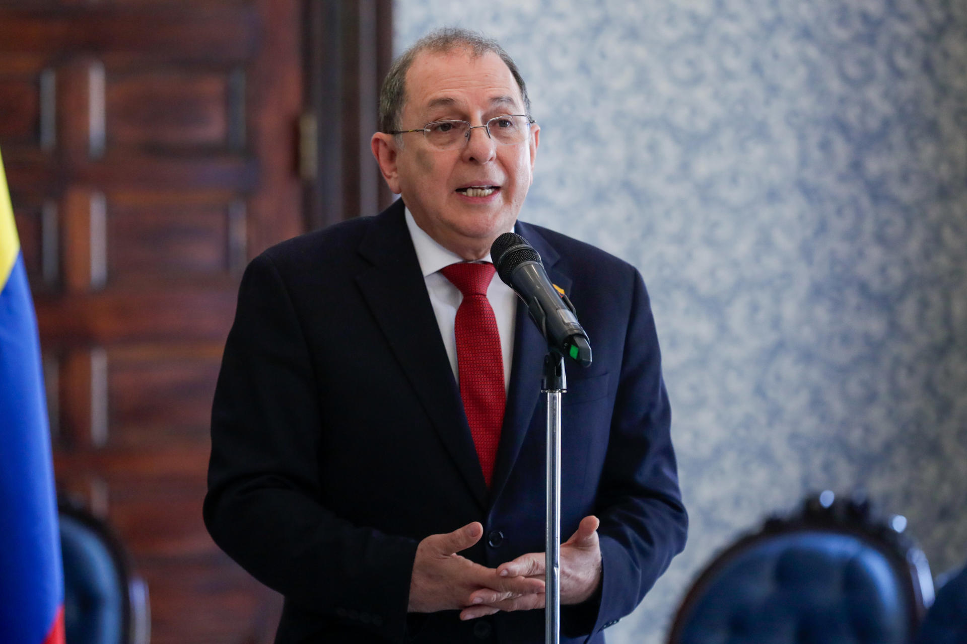 El vicecanciller de Colombia, Jorge Rojas habla durante una rueda de prensa este miércoles, en Bogotá (Colombia). El Gobierno colombiano recurrió ante la Corte Interamericana de Derechos Humanos (CorteIDH) la decisión tomada ayer por el Consejo Nacional Electoral (CNE) de abrir investigación y formular cargos a la campaña del mandatario, Gustavo Petro, por supuestamente violar los topes de su campaña. EFE/ Carlos Ortega