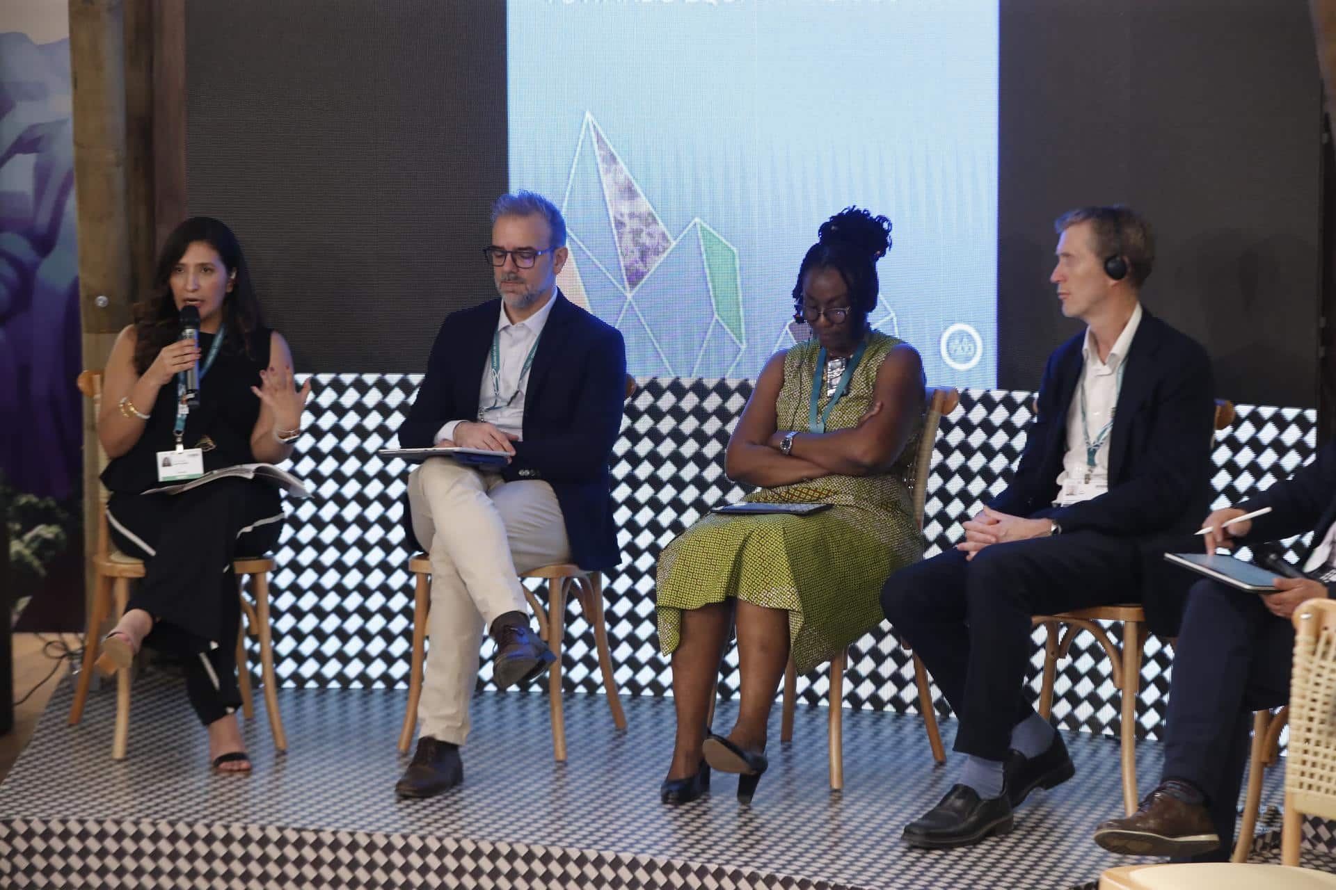 Desde la izquierda, la viceministra de Minas y Energía de Colombia, Kelly Johana Rocha; Pedro Manuel Moreno, secretario general adjunto de ONU; Nafi Chinery, directora África NRGI, y John Lindberg, jefe de Política y Asuntos Públicos del Consejo Internacional de Minería y Metales ICMM, participan en el panel 'Dotar de recursos a la transición energética', en Cali (Colombia). EFE/ Ernesto Guzmán