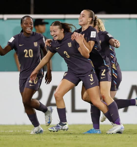 Jugadoras de Inglaterra celebran un gol ante México. EFE/ Diana Sánchez