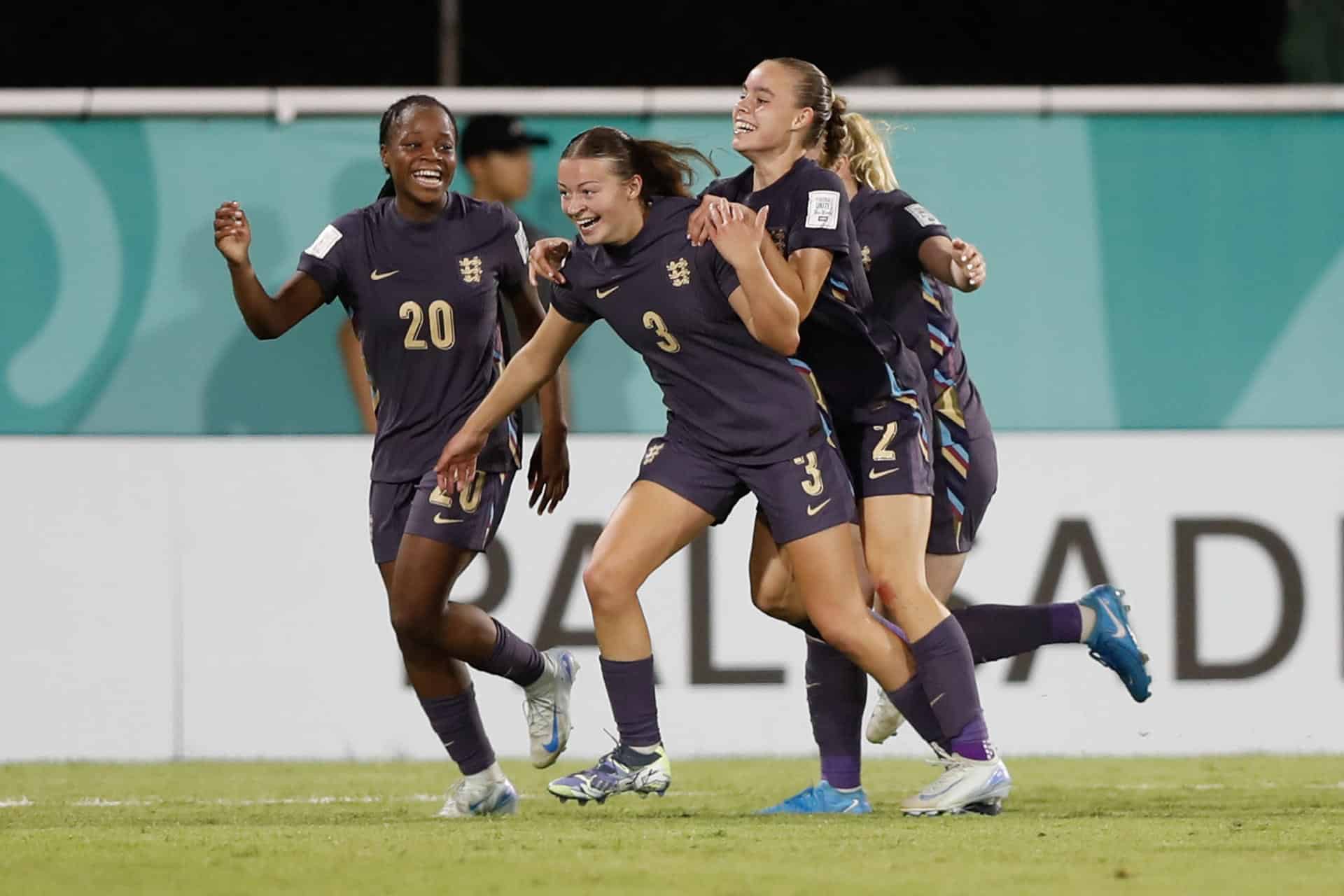 Jugadoras de Inglaterra celebran un gol ante México. EFE/ Diana Sánchez