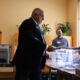 Boyko Borissov, líder del GERB, emite su voto en un colegio electoral en Sofía durante las elecciones parlamentarias de Bulgaria, el 27 de octubre de 2024. EFE/EPA/VASSIL DONEV