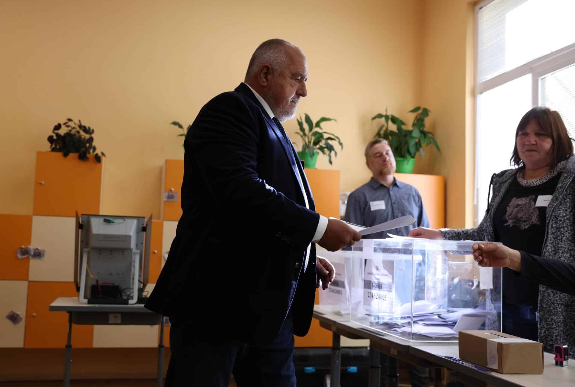 Boyko Borissov, líder del GERB, emite su voto en un colegio electoral en Sofía durante las elecciones parlamentarias de Bulgaria, el 27 de octubre de 2024. EFE/EPA/VASSIL DONEV