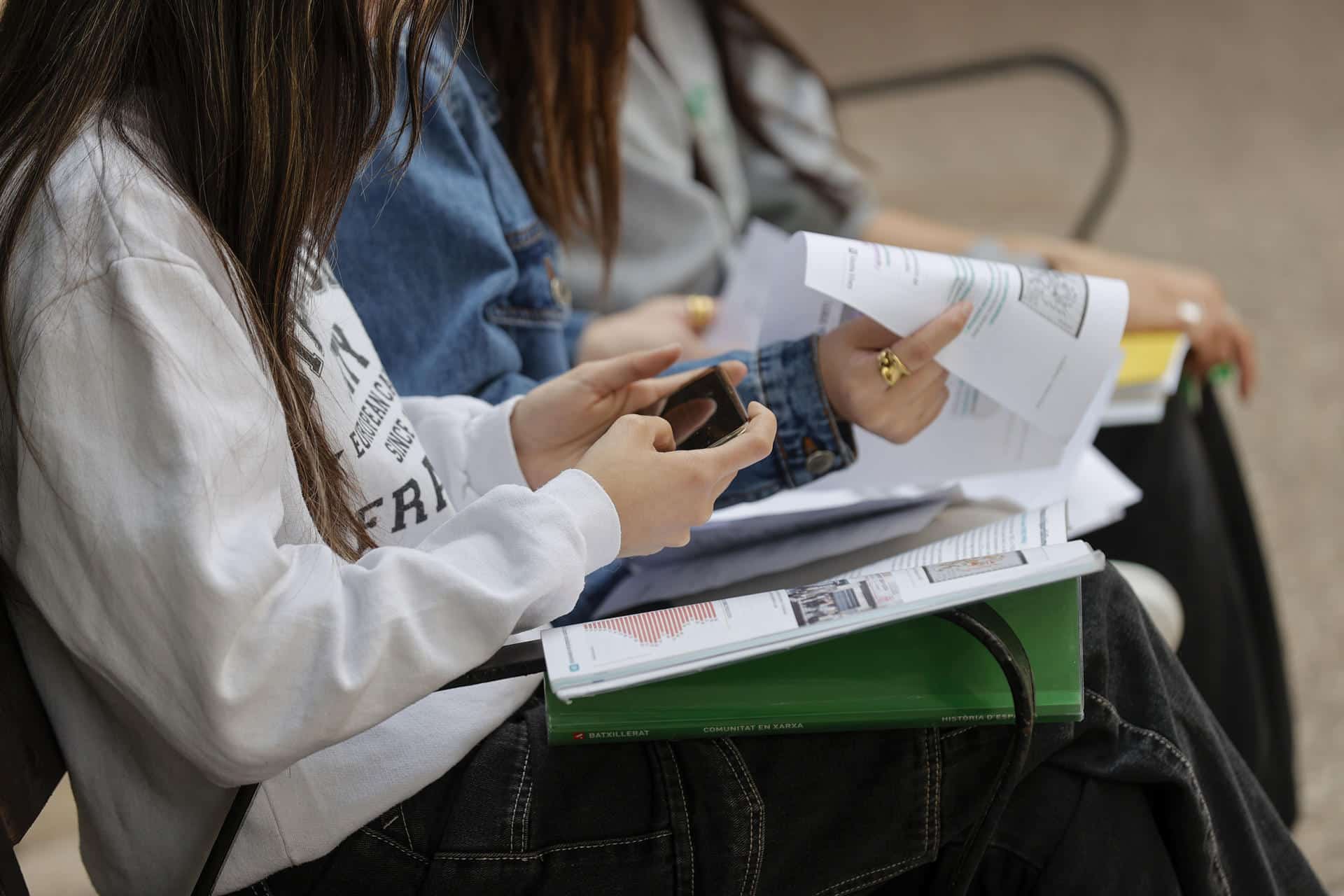 Una chica mira su teléfono móvil, en una imagen de archivo. EFE/ Manuel Bruque