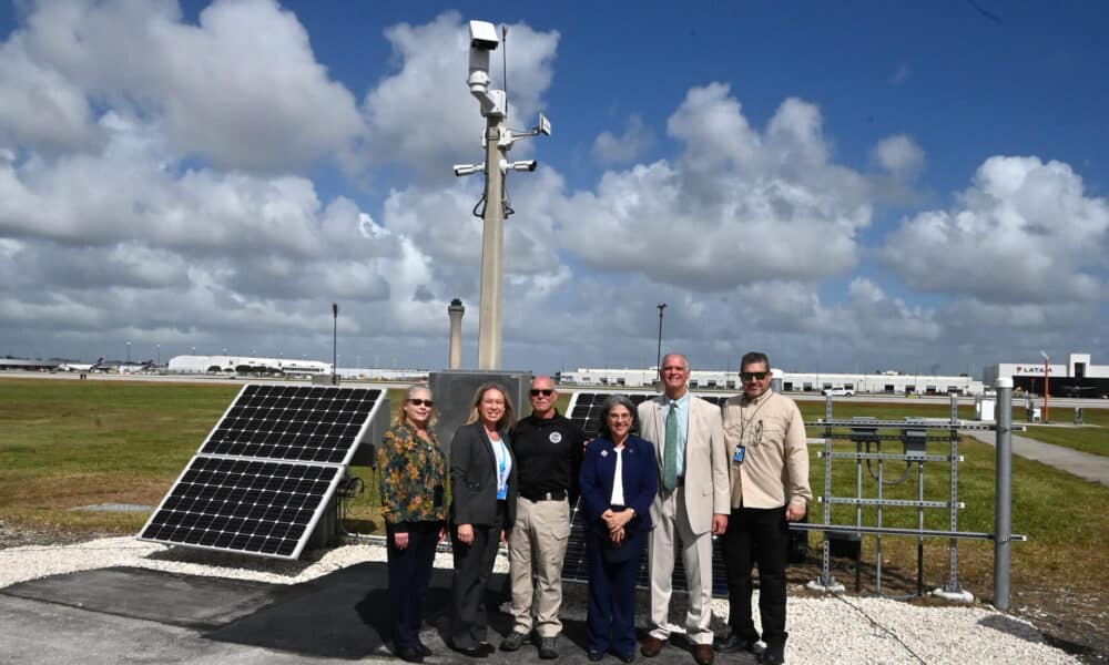 Fotografía cedida por el Aeropuerto Internacional de Miami (MIA) donde aparecen (de izquierda a derecha) la gerente de seguridad del aeropuerto, Susan Feeney; la gerente de construcción, Leslie Livesay; el director de Capacidades Multimodales y de Área Pública (MPAC) de la Administración de Seguridad del Transporte (TSA), Jim Bamberger; la alcaldesa del condado Miami-Dade, Daniella Levine Cava; el director y presidente ejecutivo del aeropuerto, Ralph Cutié, y el director adjunto de seguridad pública y protección, Mark Hatfield, mientras posan cerca de una cámara con Sistema de Detección de Intrusiones Perimetrales (PIDS) en el aeropuerto en Miami, Florida (EE. UU). EFE/MIA /SOLO USO EDITORIAL /NO VENTAS /SOLO DISPONIBLE PARA ILUSTRAR LA NOTICIA QUE ACOMPAÑA /CRÉDITO OBLIGATORIO