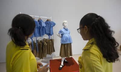 Fotografía de archivo del 29 de agosto de 2023 de estudiantes que observan la obra 'Colección Primavera', creada por el ya fallecido artista dominicano Jorge Pineda, que llama la atención sobre las altas tasas de embarazo entre las adolescentes dominicanas, en Santo Domingo (República Dominicana). EFE/Orlando Barría