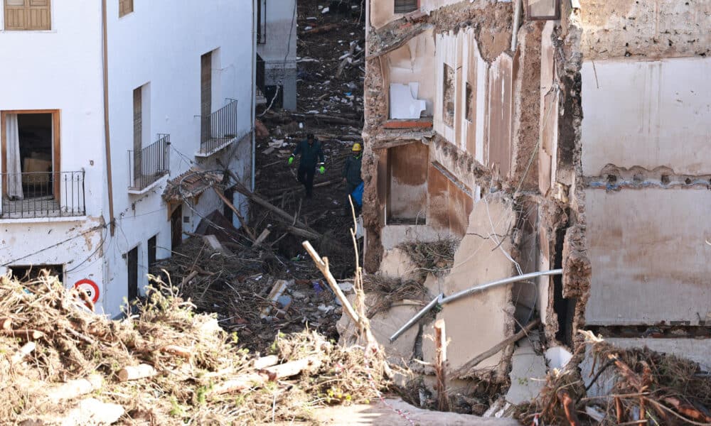 Vista de Letur (Albacete) este jueves donde continúan las labores de desescombro y la búsqueda de los desaparecidos tras el paso de la dana. Castilla-La Mancha intenta recuperarse de los efectos de las inundaciones, que ha provocado la muerte de dos personas en la comunidad. EFE/ Ismael Herrero