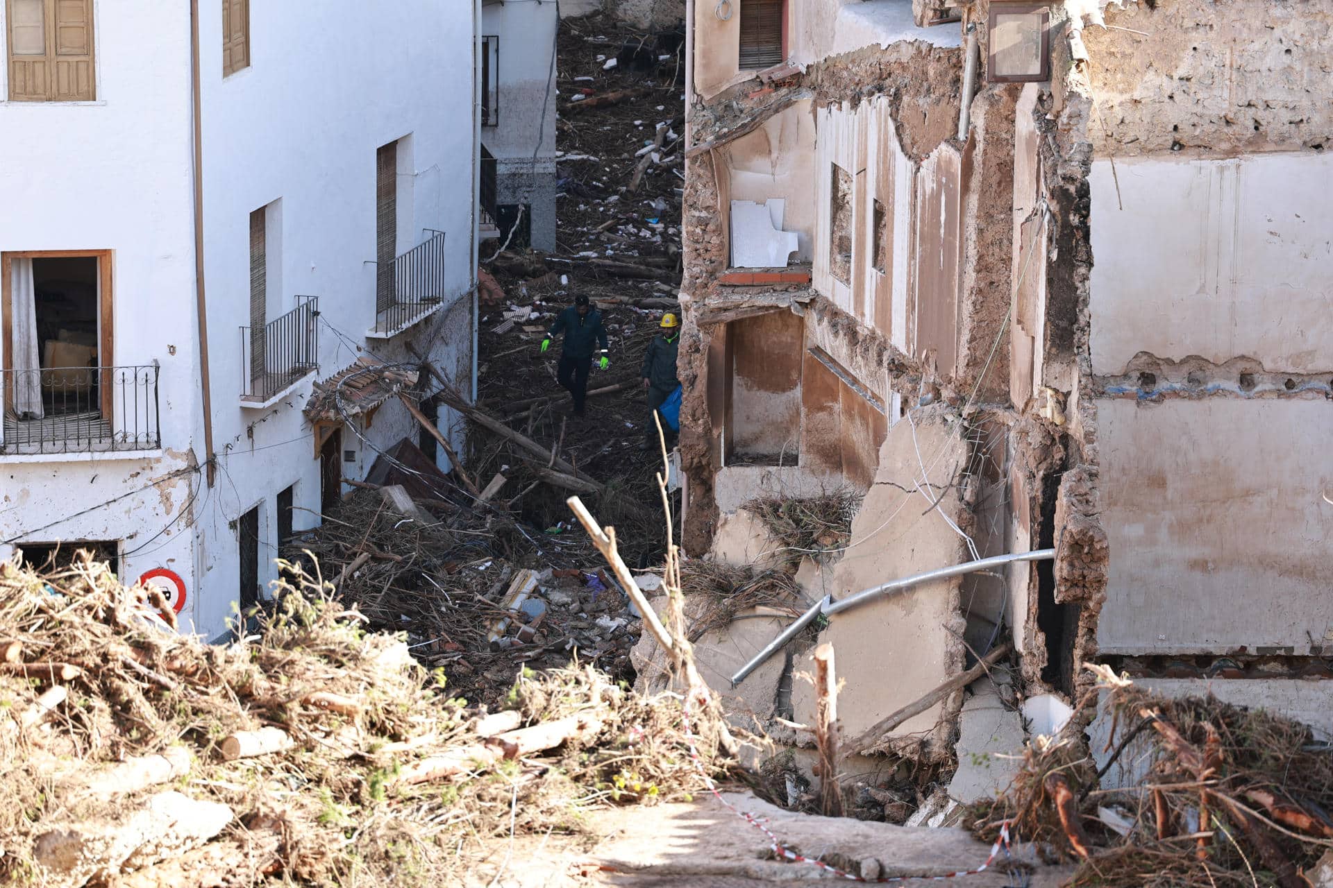 Vista de Letur (Albacete) este jueves donde continúan las labores de desescombro y la búsqueda de los desaparecidos tras el paso de la dana. Castilla-La Mancha intenta recuperarse de los efectos de las inundaciones, que ha provocado la muerte de dos personas en la comunidad. EFE/ Ismael Herrero