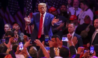 El expresidente estadounidense y candidato presidencial republicano Donald Trump sale tras un mitin en el Madison Square Garden de Nueva York, EE.UU., el domingo 27 de octubre de 2024. EFE/EPA/Sarah Yenesel