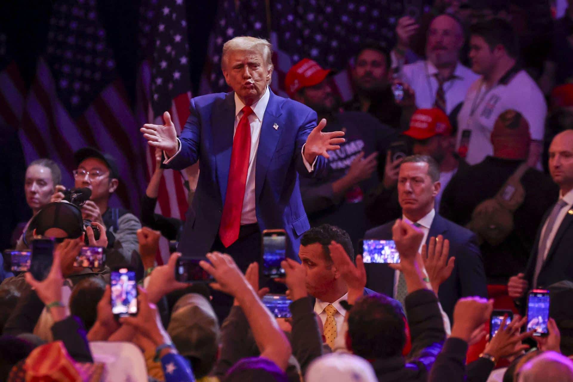 El expresidente estadounidense y candidato presidencial republicano Donald Trump sale tras un mitin en el Madison Square Garden de Nueva York, EE.UU., el domingo 27 de octubre de 2024. EFE/EPA/Sarah Yenesel