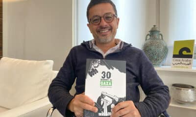 El ilustrador palestino Mohammad Sabaaneh posa con su libro '30 segundos en Gaza" durante la presentación en la Casa Árabe de Madrid. Sabaaneh cree que la gente no puede ver completos los vídeos cortos que circulan en redes sociales desde Palestina, y por eso publica "30 segundos en Gaza", un libro de ilustraciones que reflejan la "atrocidad" de la guerra. "Son solo 30 segundos de toda una vida de un ser humano que está sufriendo en Gaza. Y tras estos 30 segundos, su vida habrá cambiado", dijo en una entrevista con EFE en Madrid, y explicó que su libro quiere ser un testimonio duradero para mantener vivas las imágenes que redes sociales y el Gobierno de Israel tratan de censurar. EFE/ Patricia Cotelo Bertaiola