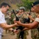 El presidente de Ecuador, Daniel Noboa (i), entrega un arma a un integrante de las Fuerzas Armadas este lunes, en Guayaquil (Ecuador). EFE/ Presidencia de Ecuador /SOLO USO EDITORIAL/SOLO DISPONIBLE PARA ILUSTRAR LA NOTICIA QUE ACOMPAÑA (CRÉDITO OBLIGATORIO)