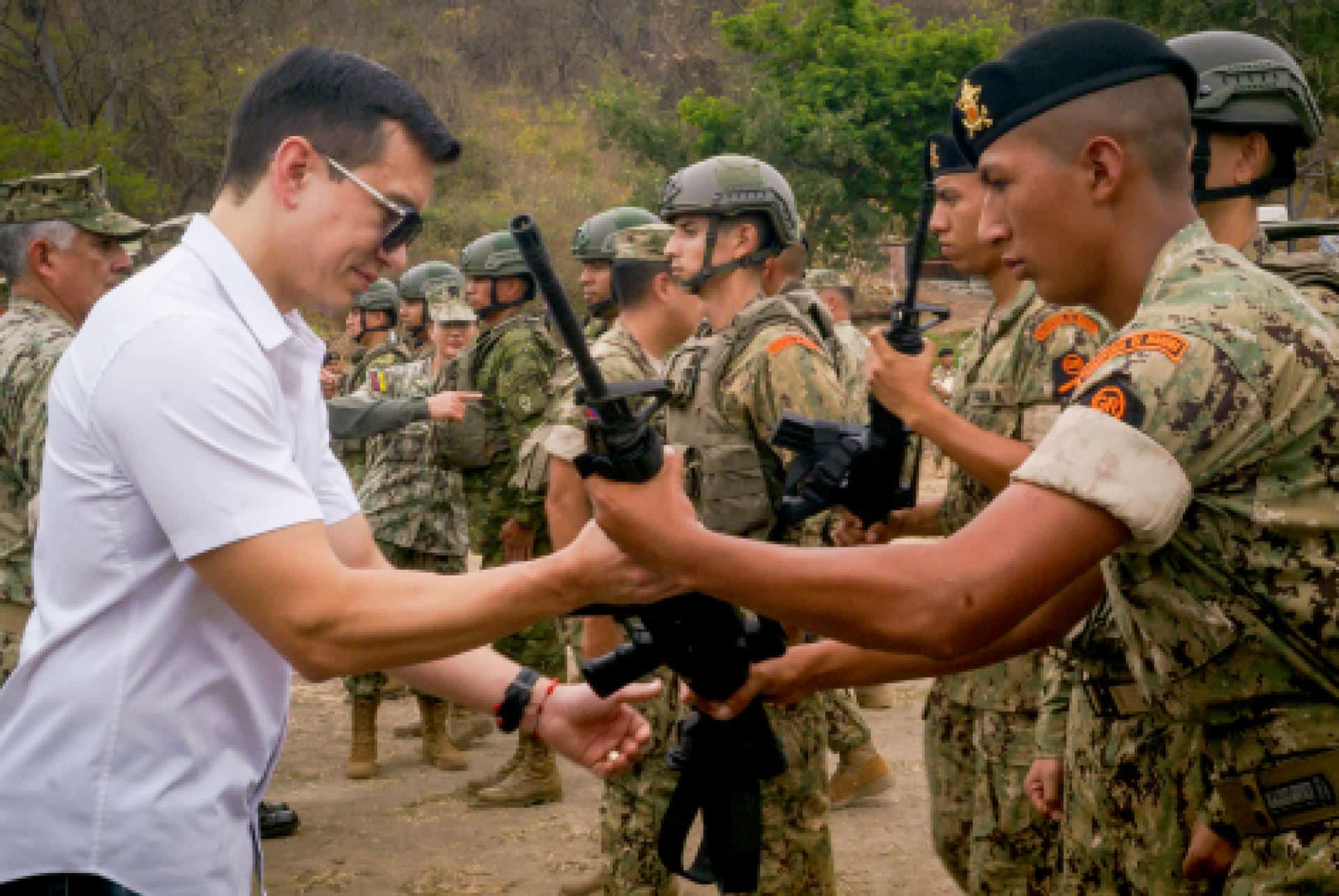 El presidente de Ecuador, Daniel Noboa (i), entrega un arma a un integrante de las Fuerzas Armadas este lunes, en Guayaquil (Ecuador). EFE/ Presidencia de Ecuador /SOLO USO EDITORIAL/SOLO DISPONIBLE PARA ILUSTRAR LA NOTICIA QUE ACOMPAÑA (CRÉDITO OBLIGATORIO)