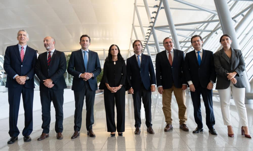 El presidente de Uruguay Luis Lacalle Pou (c) asiste junto a mandatarios del estado a la inauguración de un nuevo sistema de aproximación instrumental de precisión que permitirá aterrizajes en condiciones meteorológicas adversas este jueves, en Montevideo (Uruguay). EFE/ Sofía Torres