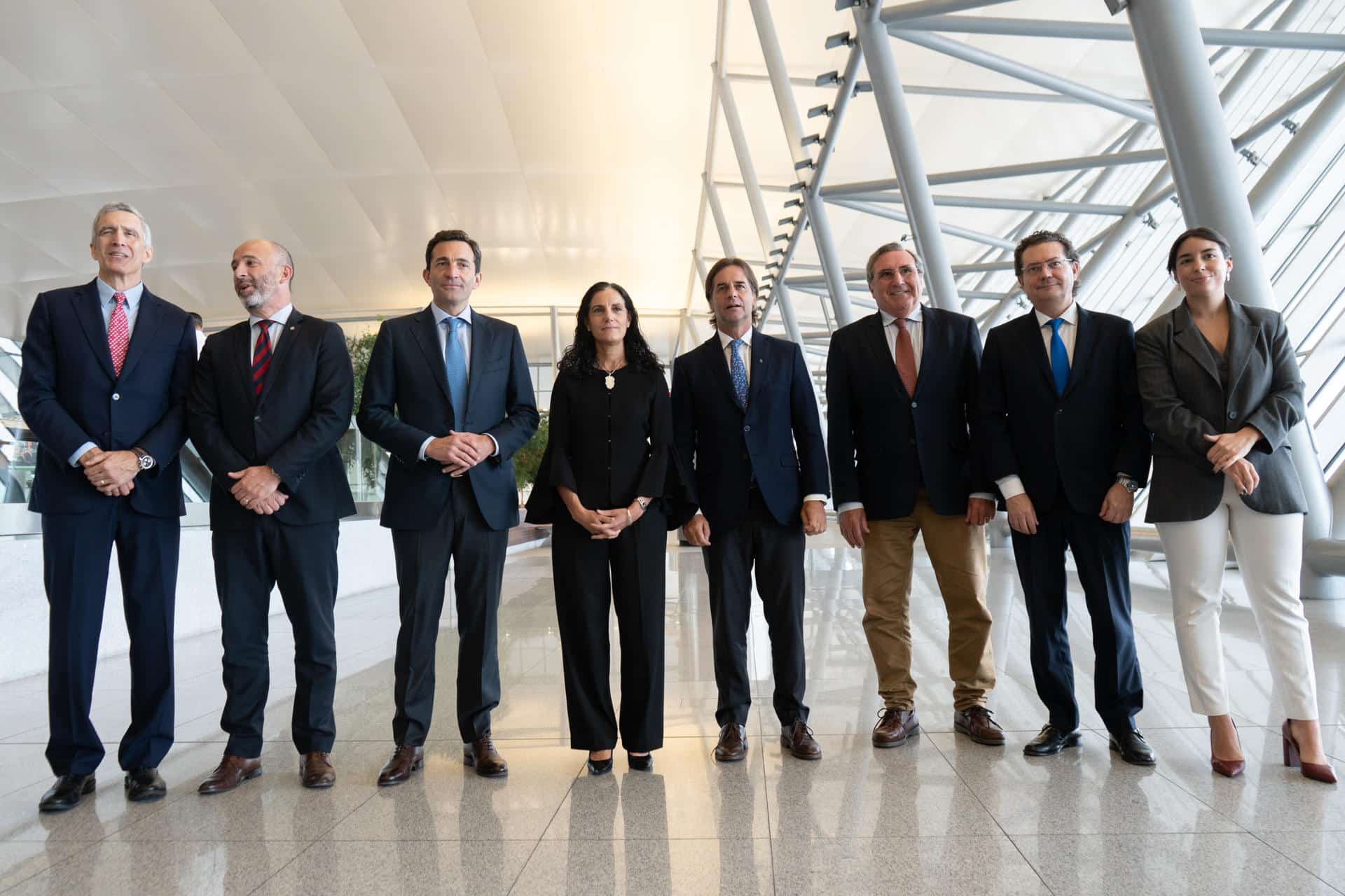 El presidente de Uruguay Luis Lacalle Pou (c) asiste junto a mandatarios del estado a la inauguración de un nuevo sistema de aproximación instrumental de precisión que permitirá aterrizajes en condiciones meteorológicas adversas este jueves, en Montevideo (Uruguay). EFE/ Sofía Torres