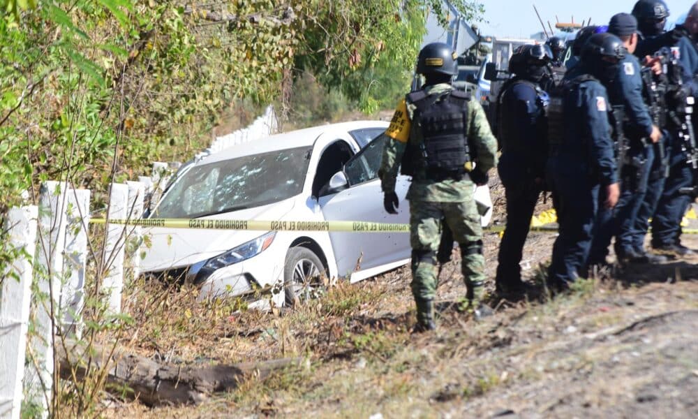 Imagen de archivo de soldados de la Guardia Nacional y policías estatales que acordonan la zona donde fue hallado el vehículo en que fue asesinado el director de la Policía Estatal Preventiva de Sinaloa, Joel Ernesto Soto, en Culiacán, estado de Sinaloa (México). EFE/ Samuel Inzunza