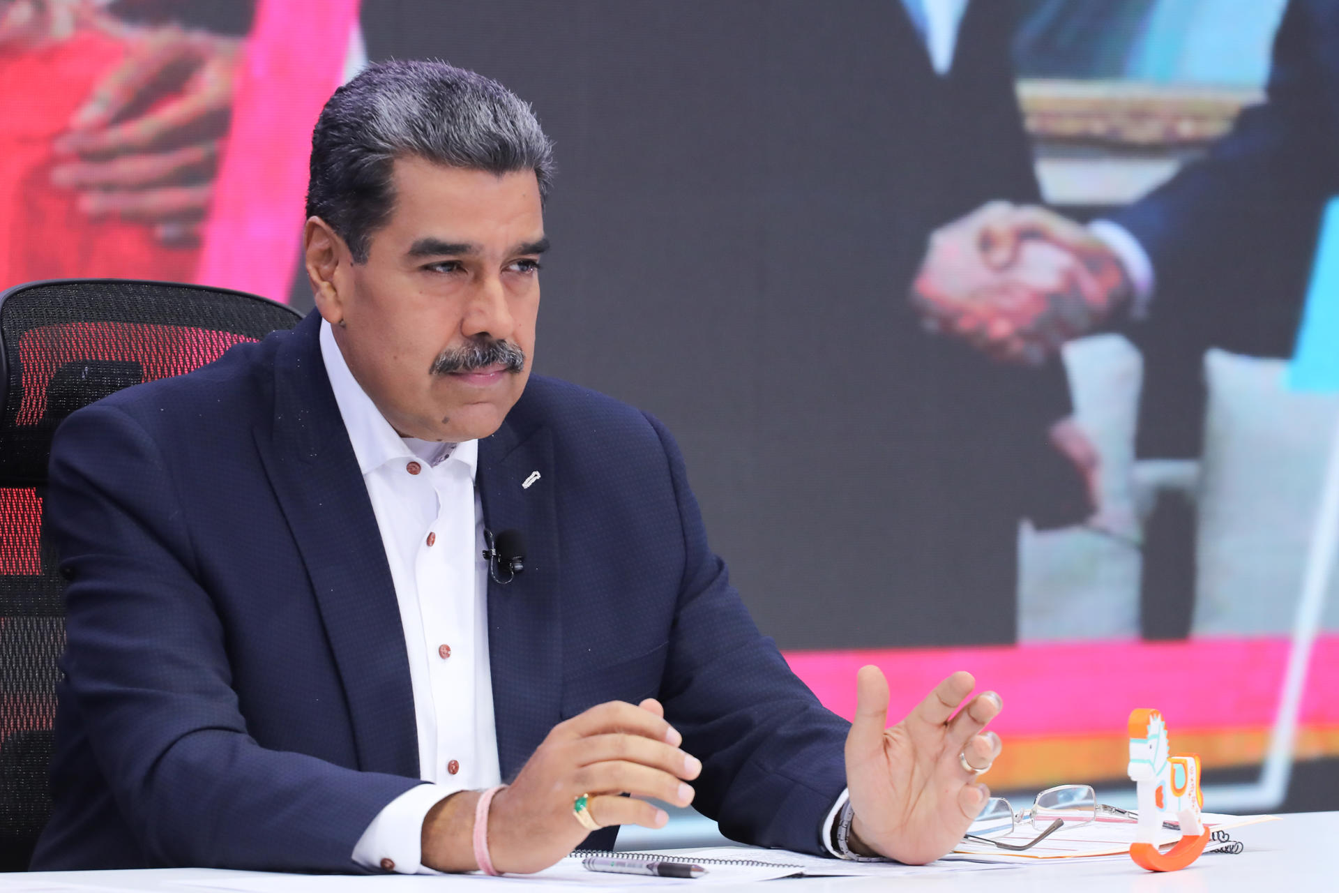 Fotografía cedida por Prensa Miraflores del presidente de Venezuela, Nicolás Maduro, durante su programa de televisión 'Con Maduro +' en Caracas (Venezuela). EFE/ Prensa de Miraflores