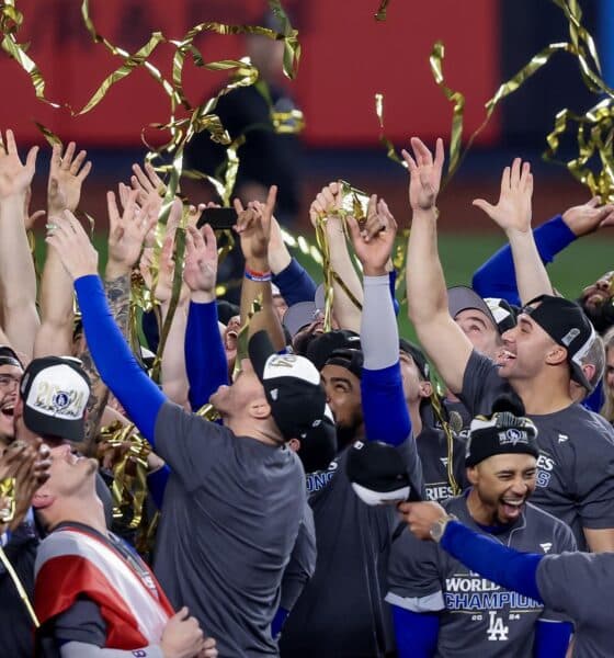 Los miembros de Los Ángeles Dodgers celebran tras vencer a los New York Yankees durante el quinto partido de la Serie Mundial de las Grandes Ligas de Béisbol (MLB). EFE/EPA/SARAH YENESEL