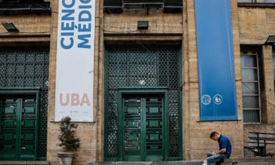 Fotografía de la entrada de una universidad cerrada durante una huelga este jueves en Buenos Aires (Argentina). EFE/ Juan Ignacio Roncoroni