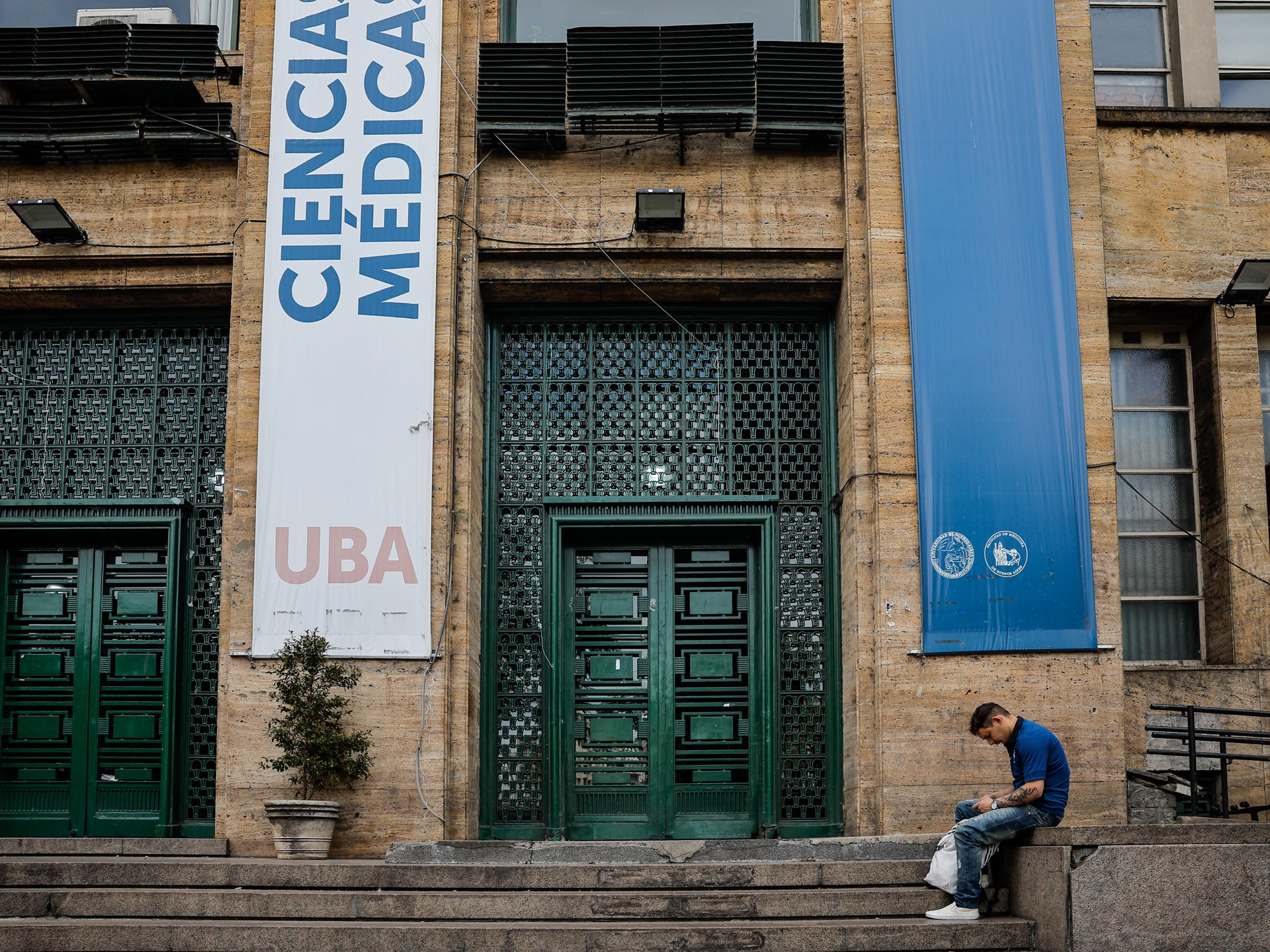 Fotografía de la entrada de una universidad cerrada durante una huelga este jueves en Buenos Aires (Argentina). EFE/ Juan Ignacio Roncoroni