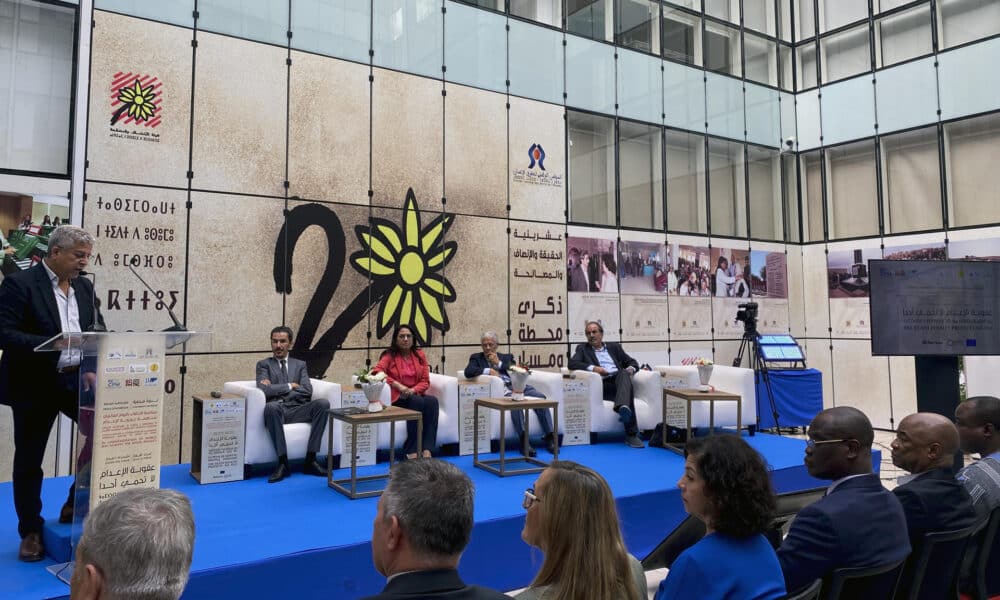 Militantes defensores de los derechos humanos volvieron a pedir este jueves al Gobierno de Marruecos la abolición de la pena de muerte, que sigue vigente en el país aunque no se ejecuta desde 1994. En un encuentro organizado en Rabat por el Consejo Nacional de Derechos Humanos (CNDH, estatal) con motivo del Día Mundial contra la Pena de Muerte que se celebra este jueves, los intervinientes repitieron la petición que llevan haciendo los últimos años de abolir la pena capital porque, dijeron, "no protege a nadie".- EFE/ Fatima Zohra Bouaziz