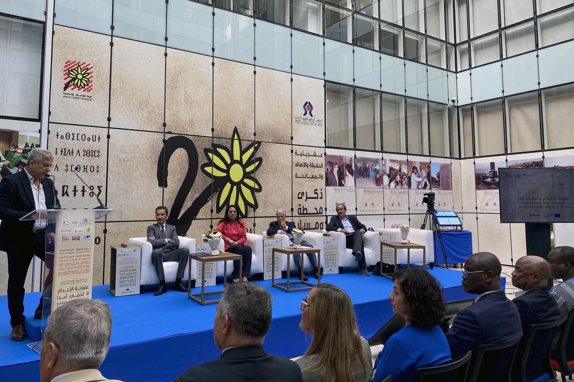 Militantes defensores de los derechos humanos volvieron a pedir este jueves al Gobierno de Marruecos la abolición de la pena de muerte, que sigue vigente en el país aunque no se ejecuta desde 1994. En un encuentro organizado en Rabat por el Consejo Nacional de Derechos Humanos (CNDH, estatal) con motivo del Día Mundial contra la Pena de Muerte que se celebra este jueves, los intervinientes repitieron la petición que llevan haciendo los últimos años de abolir la pena capital porque, dijeron, "no protege a nadie".- EFE/ Fatima Zohra Bouaziz