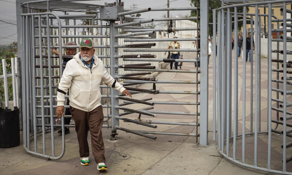 Personas de origen mexicoestadounidenses cruzan la frontera hacia México por la garita de San Isidro, este jueves, en la ciudad de Tijuana, estado de Baja California (México). EFE/ Joebeth Terríquez