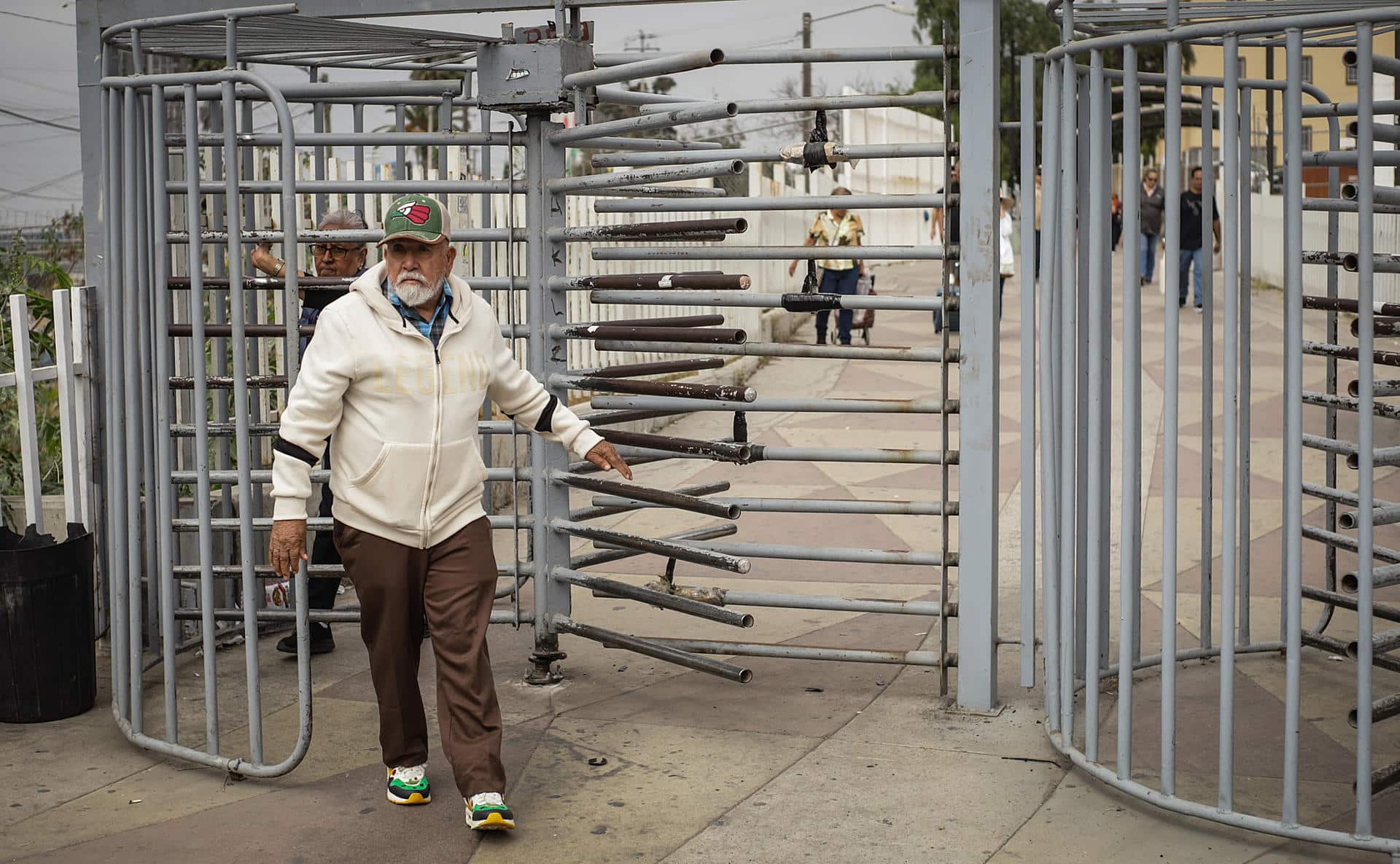 Personas de origen mexicoestadounidenses cruzan la frontera hacia México por la garita de San Isidro, este jueves, en la ciudad de Tijuana, estado de Baja California (México). EFE/ Joebeth Terríquez