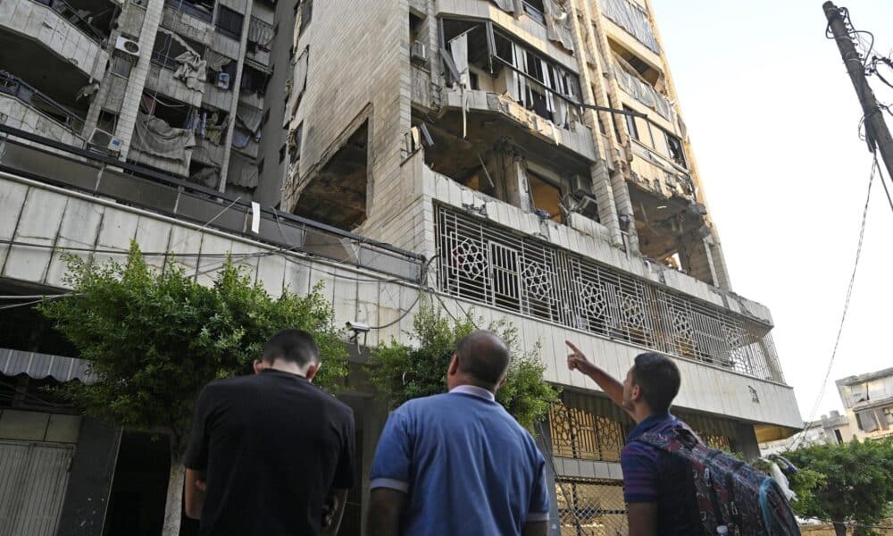 Residentes locales inspeccionan un edificio dañado tras un ataque aéreo israelí en el barrio de Al Bashura de Beirut, Líbano, el 3 de octubre de 2024. EFE/EPA/WAEL HAMZEH