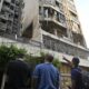 Residentes locales inspeccionan un edificio dañado tras un ataque aéreo israelí en el barrio de Al Bashura de Beirut, Líbano, el 3 de octubre de 2024. EFE/EPA/WAEL HAMZEH