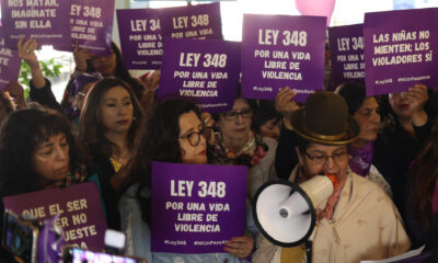 Mujeres participan en una protesta durante el Día de la Mujer este viernes, en La Paz (Bolivia). La Defensoría del Pueblo de Bolivia alertó los "intentos de instrumentalización de la mujer con fines políticos" en ocasión de conmemorar el Día de la Mujer en el país andino y en una coyuntura que tiene divididos a los líderes del oficialista Movimiento al Socialismo (MAS), el expresidente boliviano Evo Morales y el presidente del país, Luis Arce, con acusaciones que involucran a mujeres. EFE/ Luis Gandarillas