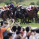 Jinetes y sus caballos compiten este sábado en una carrera en el club hípico Singapur Turf, en el último evento hípico que acogerá Singapur tras 182 años de historia. EFE/EPA/HOW HWEE YOUNG ATTENTION: This Image is part of a PHOTO SET