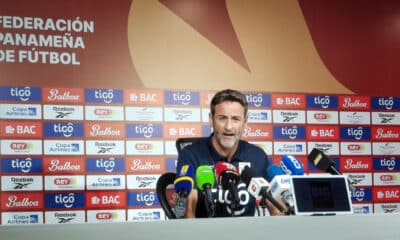 El entrenador de la selección de fútbol de Panamá, Thomas Christiansen, habla durante una rueda de prensa este miércoles en Ciudad de Panamá (Panamá). EFE/Rogelio Adonican Osorio