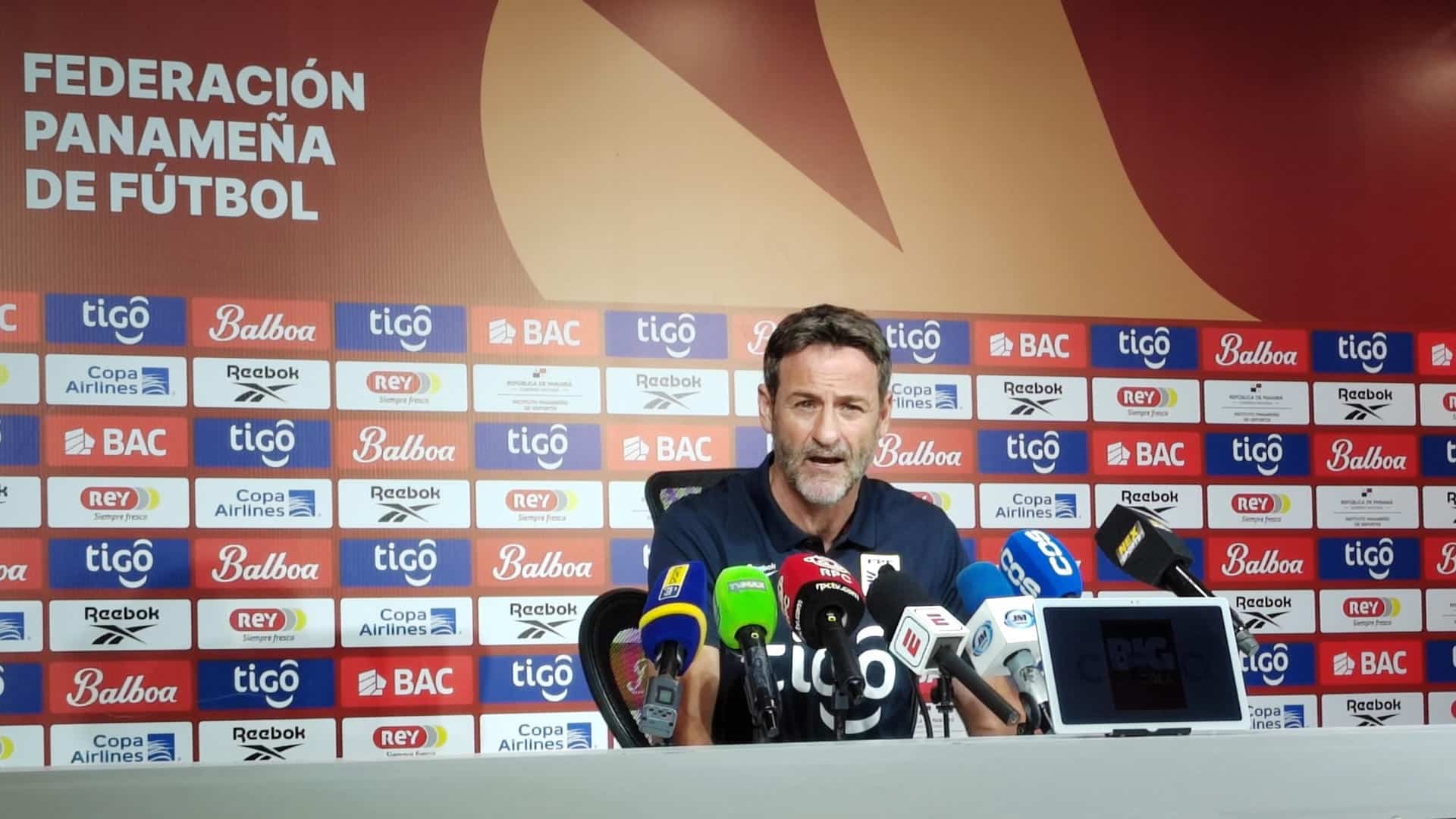 El entrenador de la selección de fútbol de Panamá, Thomas Christiansen, habla durante una rueda de prensa este miércoles en Ciudad de Panamá (Panamá). EFE/Rogelio Adonican Osorio