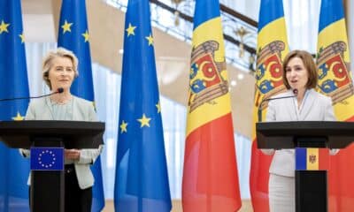 Chisinau, 10/10/2024.- La presidenta moldava, Maia Sandu (D) y la presidenta de la Comisión Europea, Ursula Von der Leyen (I) durante la conferencia de prensa conjunta que mantuvieron en Chisinau y en la que jefa del Ejecutivo comunitario expresó su apoyo a los esfuerzos moldavos para su integración en la UE.) EFE/EPA/DUMITRU DORU