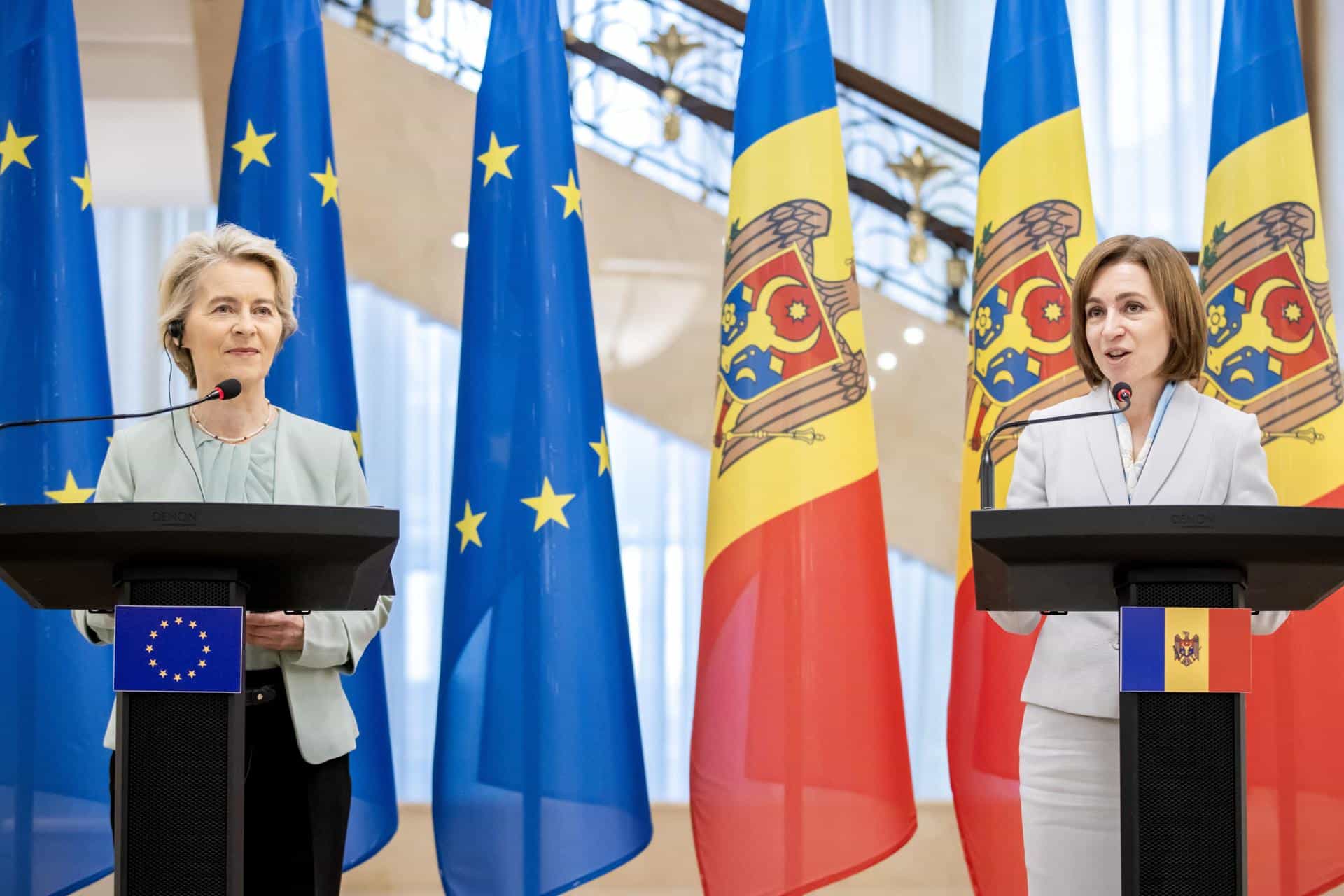 Chisinau, 10/10/2024.- La presidenta moldava, Maia Sandu (D) y la presidenta de la Comisión Europea, Ursula Von der Leyen (I) durante la conferencia de prensa conjunta que mantuvieron en Chisinau y en la que jefa del Ejecutivo comunitario expresó su apoyo a los esfuerzos moldavos para su integración en la UE.) EFE/EPA/DUMITRU DORU