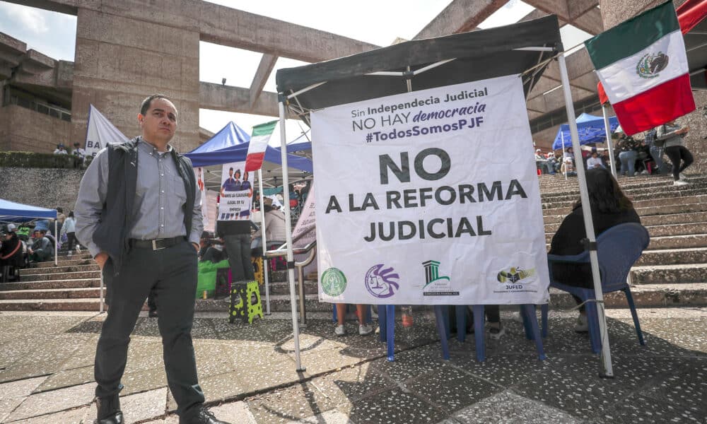 Imagen de archivo en donde se observa a jueces y trabajadores del Poder Judicial durante un paro en contra de la reforma judicial en la Ciudad de México (México). EFE/ Isaac Esquivel