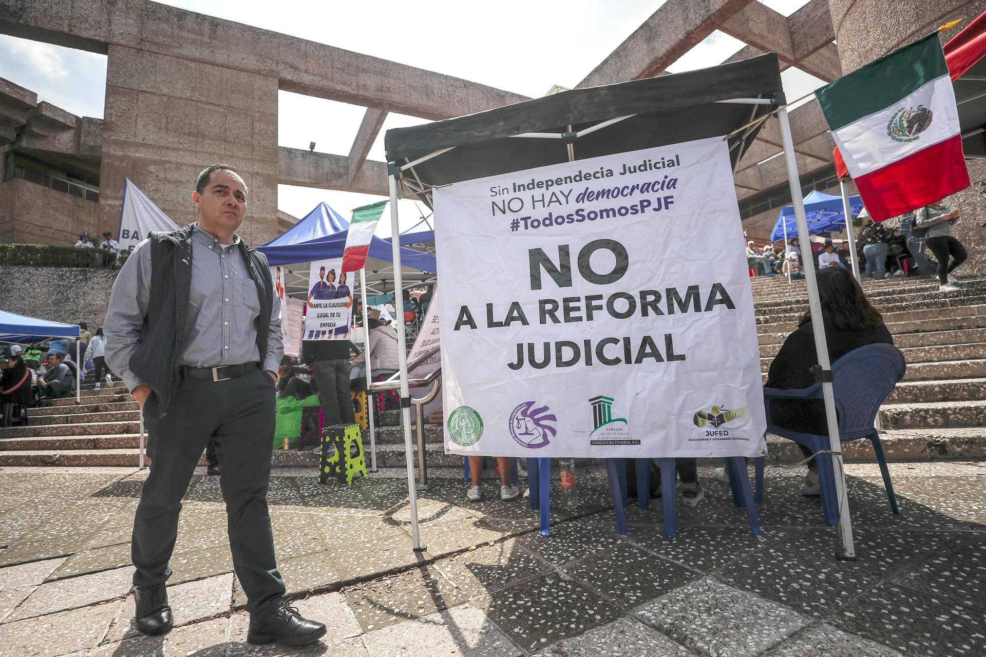 Imagen de archivo en donde se observa a jueces y trabajadores del Poder Judicial durante un paro en contra de la reforma judicial en la Ciudad de México (México). EFE/ Isaac Esquivel