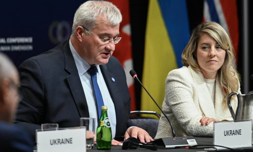 La ministra de Relaciones Exteriores de Canadá, Melanie Joly (der) y el ministro de Relaciones Exteriores de Ucrania, Andrii Sybiha (iz), durante la reunión inaugural de la 'Conferencia Ministerial sobre la Dimensión Humana de la Fórmula de Paz de 10 Puntos de Ucrania' en Montreal, Canadá, el 30 de octubre de 2024. EFE/EPA/Graham Hughes