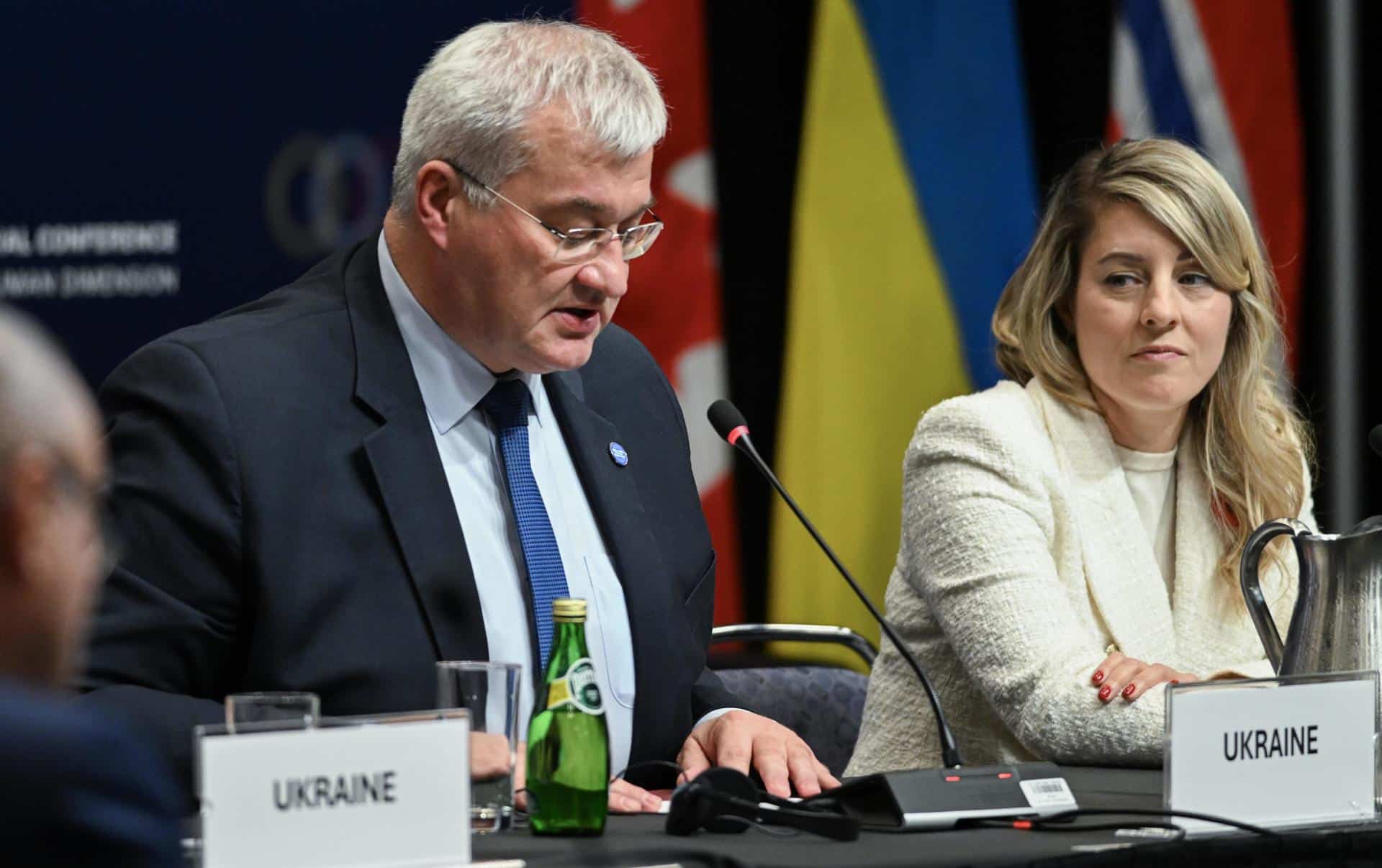 La ministra de Relaciones Exteriores de Canadá, Melanie Joly (der) y el ministro de Relaciones Exteriores de Ucrania, Andrii Sybiha (iz), durante la reunión inaugural de la 'Conferencia Ministerial sobre la Dimensión Humana de la Fórmula de Paz de 10 Puntos de Ucrania' en Montreal, Canadá, el 30 de octubre de 2024. EFE/EPA/Graham Hughes