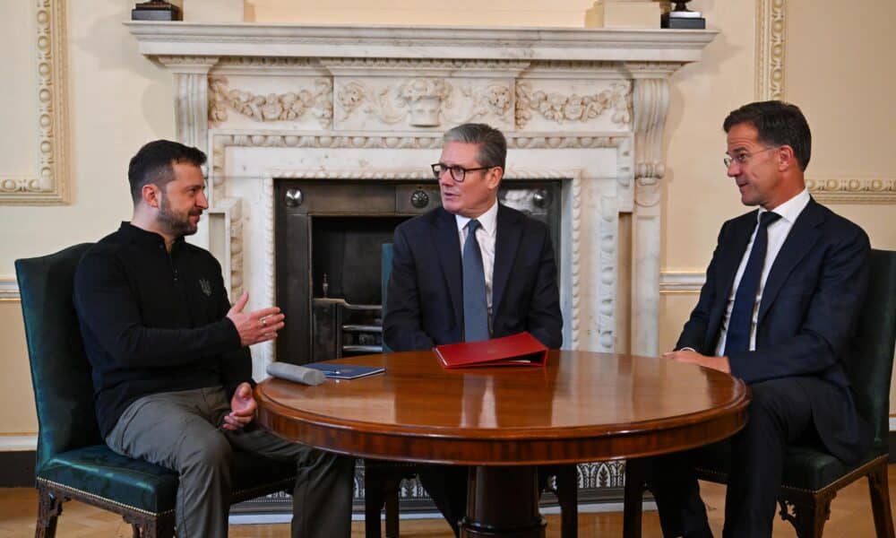 (De izq. a dch.) El presidente de Ucrania, Volodímir Zelenski, el primer ministro británico, Keir Starmer, y el secretario general de la OTAN, Mark Rutte, reunidos en el número 10 de Downing Street en Londres, el 10 de octubre de 2024. EFE/EPA/Chris J. Ratcliffe/POOL