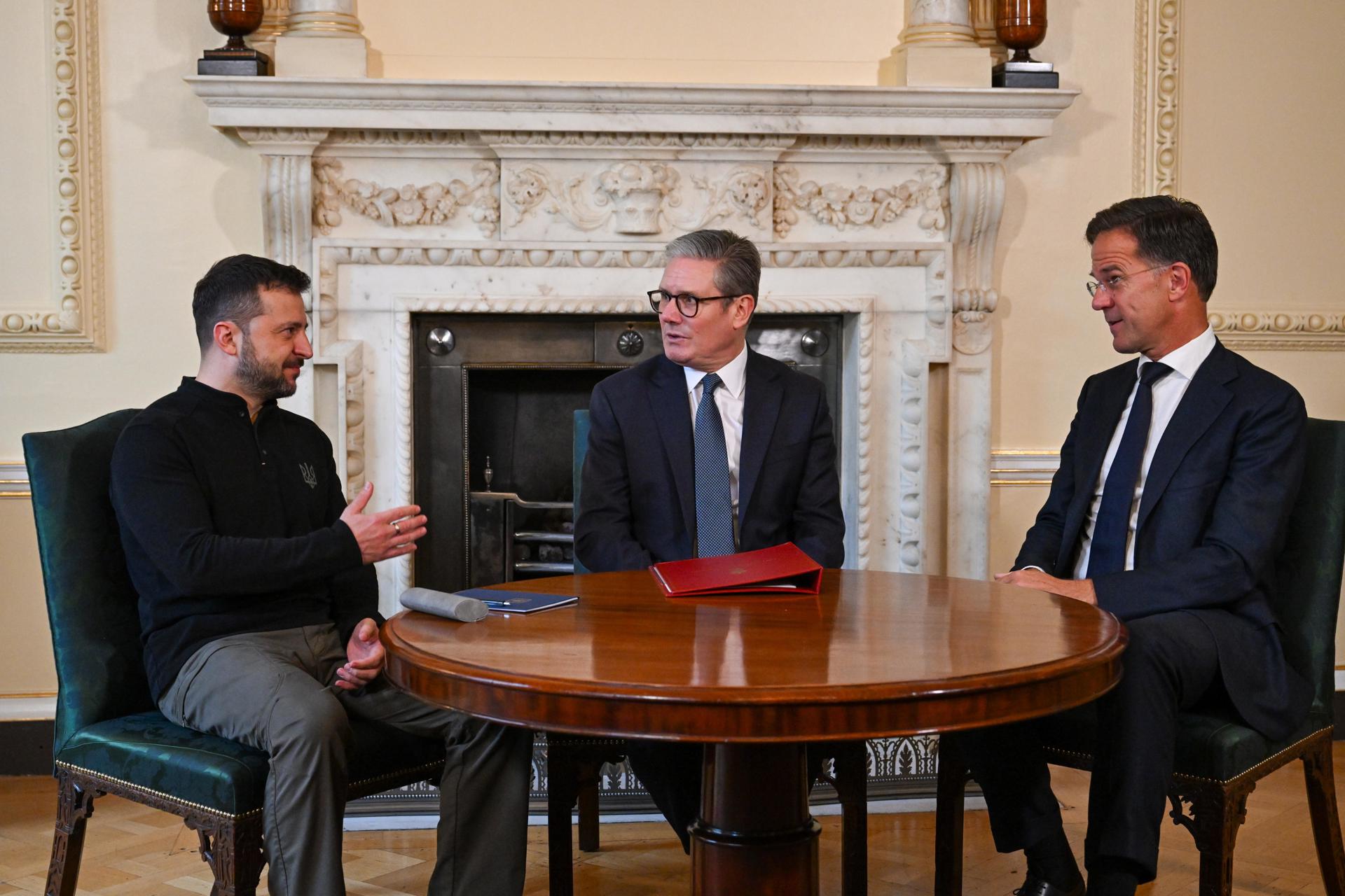 (De izq. a dch.) El presidente de Ucrania, Volodímir Zelenski, el primer ministro británico, Keir Starmer, y el secretario general de la OTAN, Mark Rutte, reunidos en el número 10 de Downing Street en Londres, el 10 de octubre de 2024. EFE/EPA/Chris J. Ratcliffe/POOL