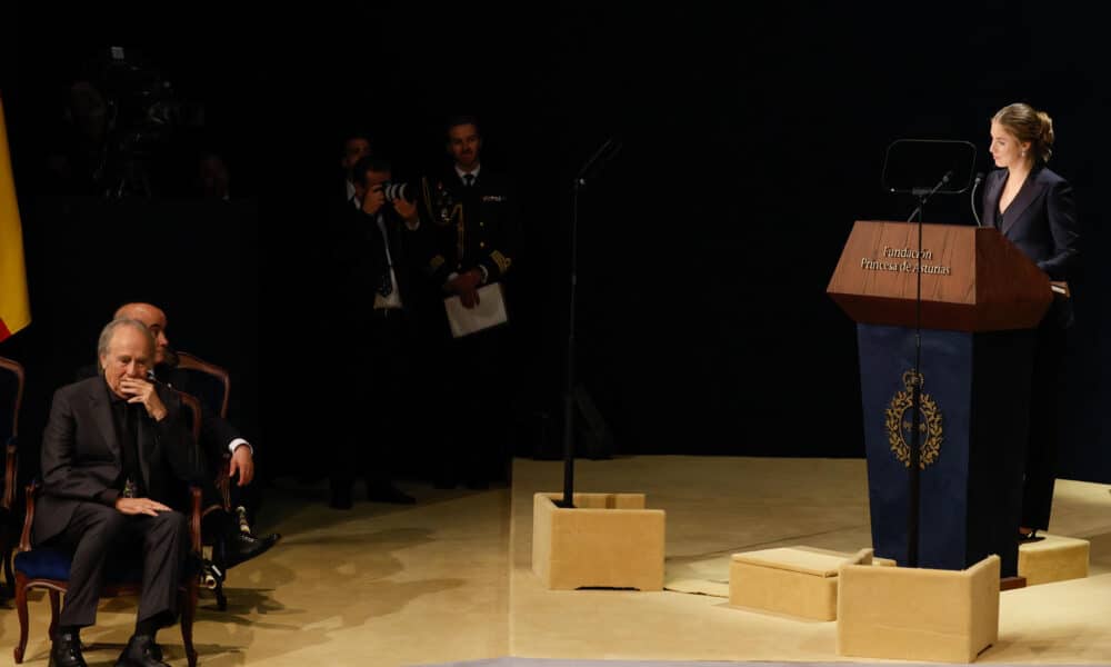 La princesa Leonor (d), junto al cantautor y compositor Joan Manuel Serrat (i), interviene durante durante la ceremonia de entrega de los Premios Princesa de Asturias, este viernes en el Teatro Campoamor, en Oviedo. EFE/Ballesteros