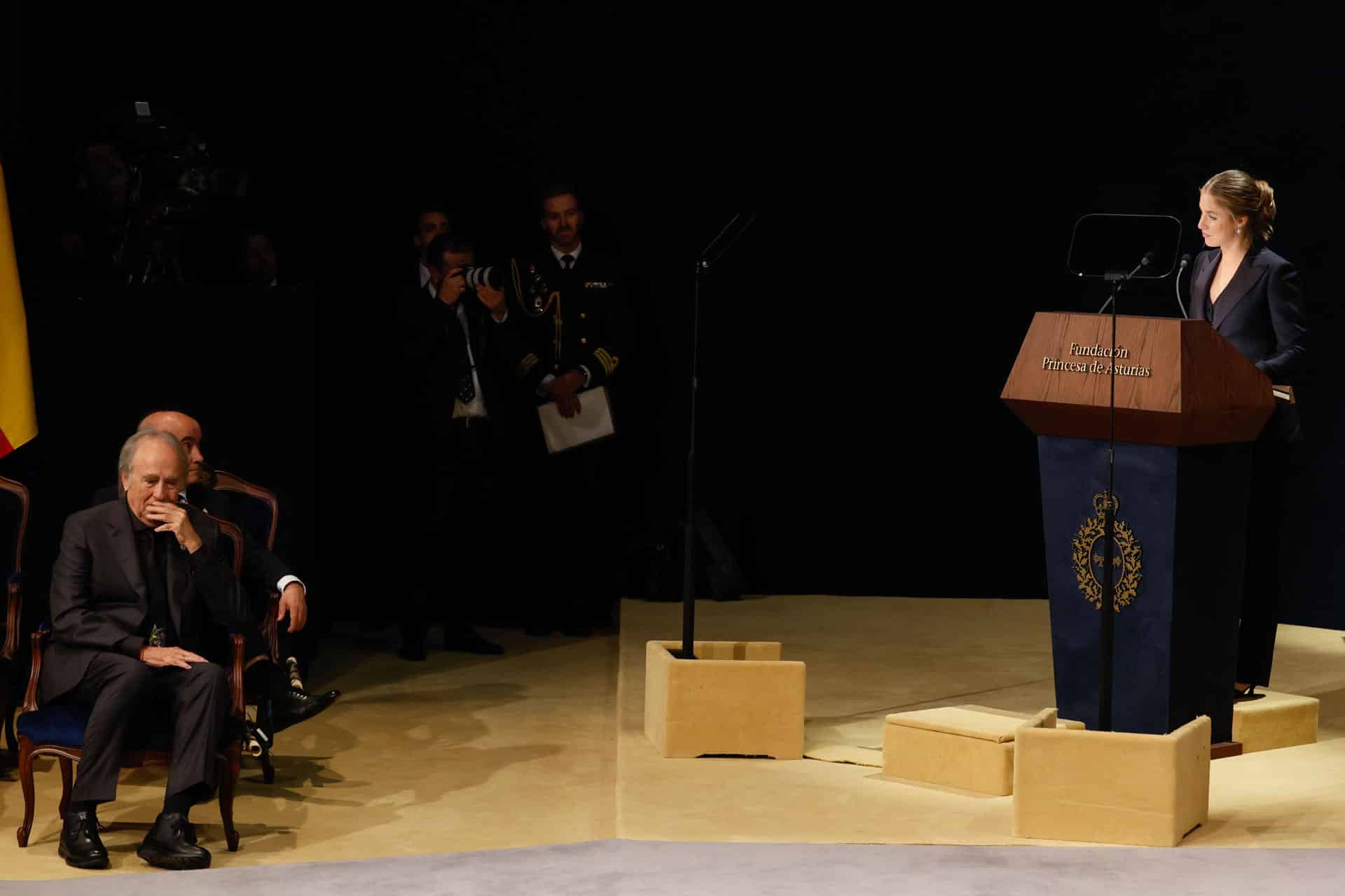 La princesa Leonor (d), junto al cantautor y compositor Joan Manuel Serrat (i), interviene durante durante la ceremonia de entrega de los Premios Princesa de Asturias, este viernes en el Teatro Campoamor, en Oviedo. EFE/Ballesteros