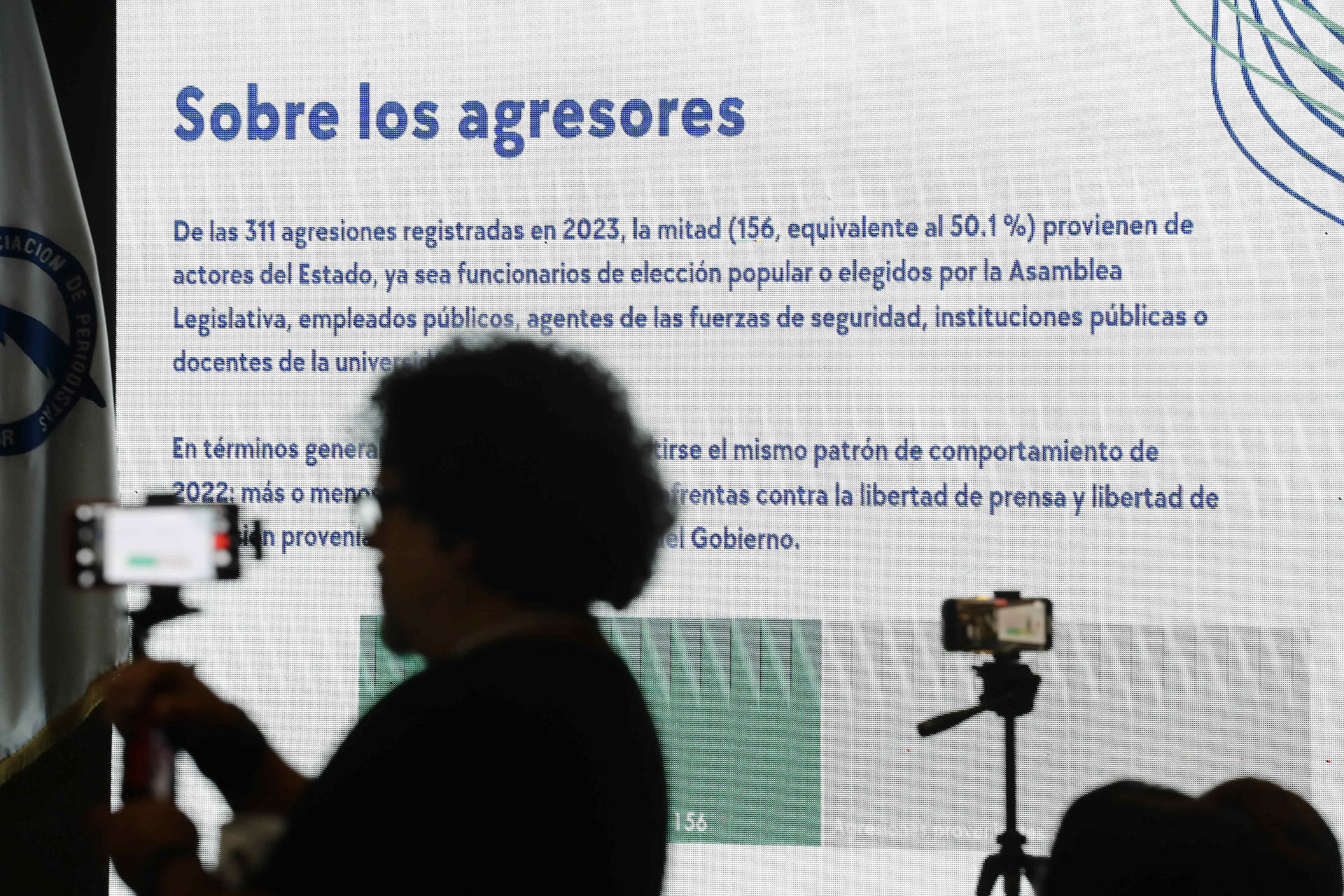 Fotografía de archivo en donde un periodista realiza imágenes durante la presentación de un informe de libertad de prensa, en San Salvador (El Salvador). EFE/Rodrigo Sura