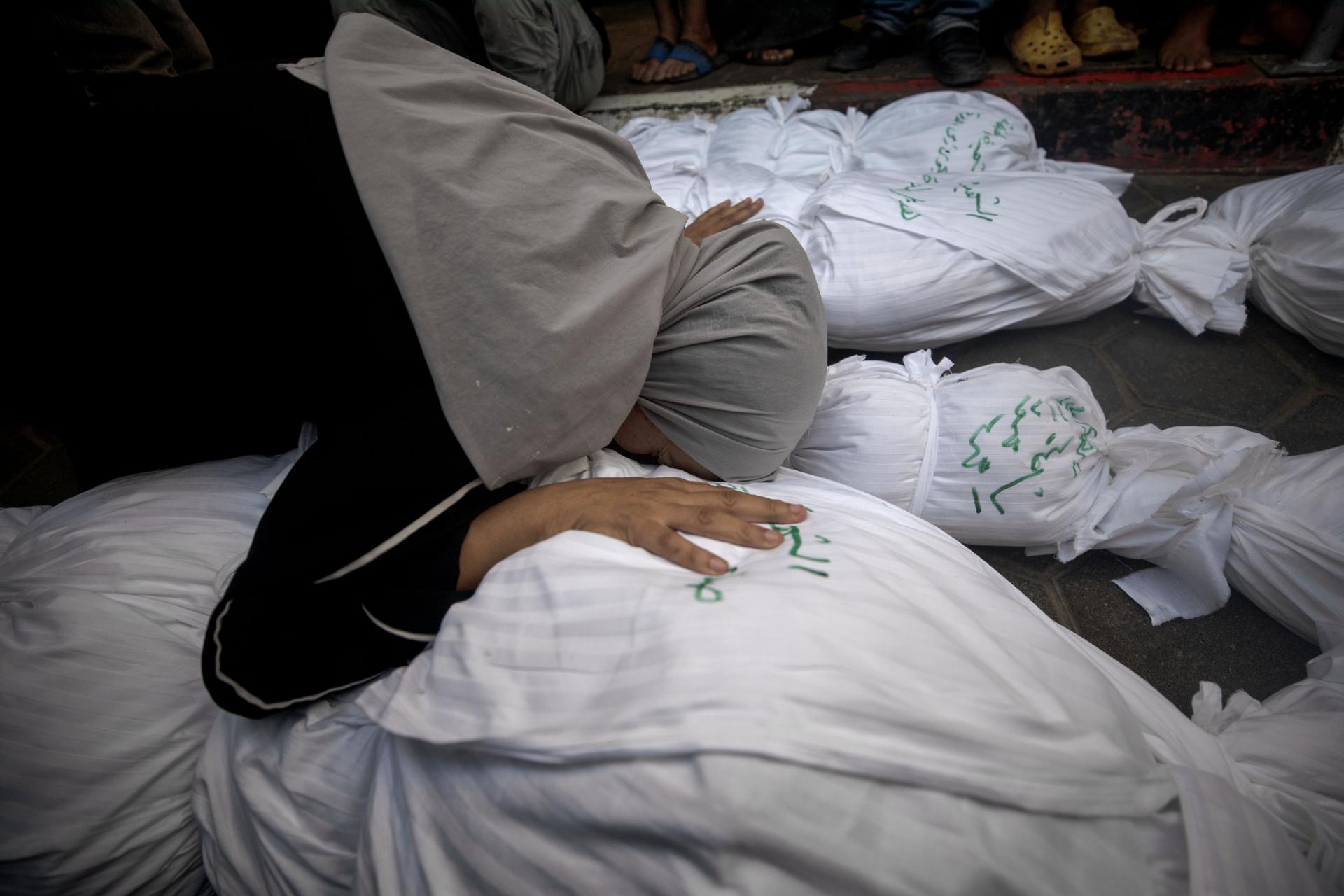 Palestinos muertos por un ataque israelí en el campo de refugiados Al Nusairat el 1 de octubre de 2024. EFE/EPA/MOHAMMED SABER