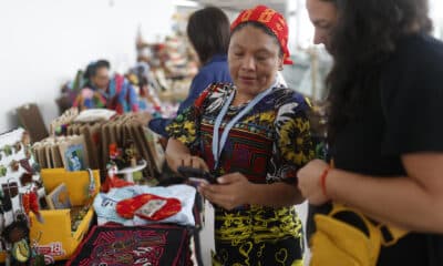 Personas asisten a la Cumbre Mundial de Turismo de Aventuras 2024 en el Panama Convention Center, en Ciudad de Panamá (Panamá). EFE/ Bienvenido Velasco