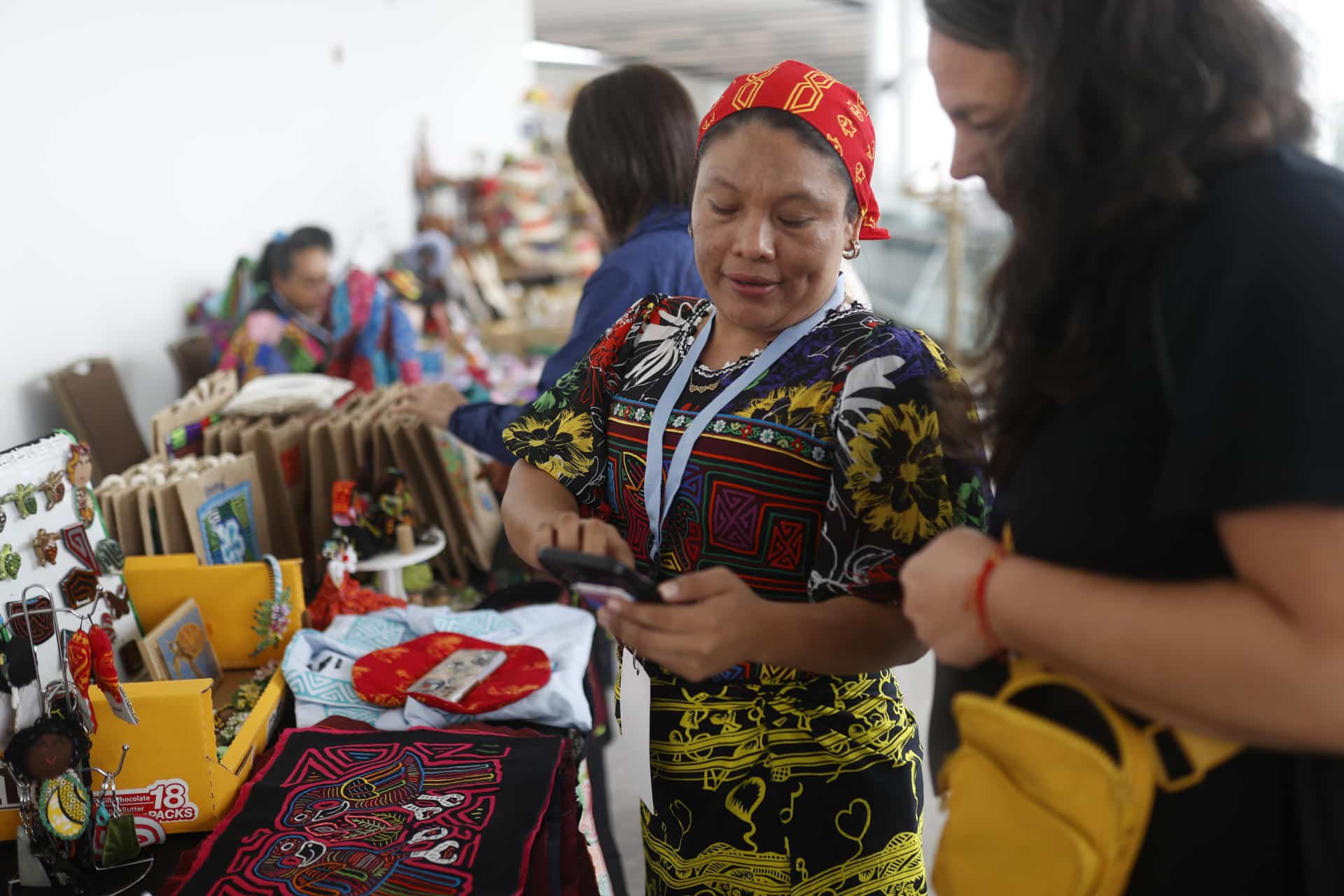 Personas asisten a la Cumbre Mundial de Turismo de Aventuras 2024 en el Panama Convention Center, en Ciudad de Panamá (Panamá). EFE/ Bienvenido Velasco